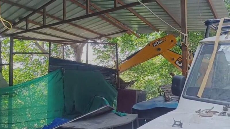 अवैध टीन शेड हटाया, नरेंद्रनगर वन विभाग ने नेशनल हाइवे की सुरक्षा सुनिश्चित की