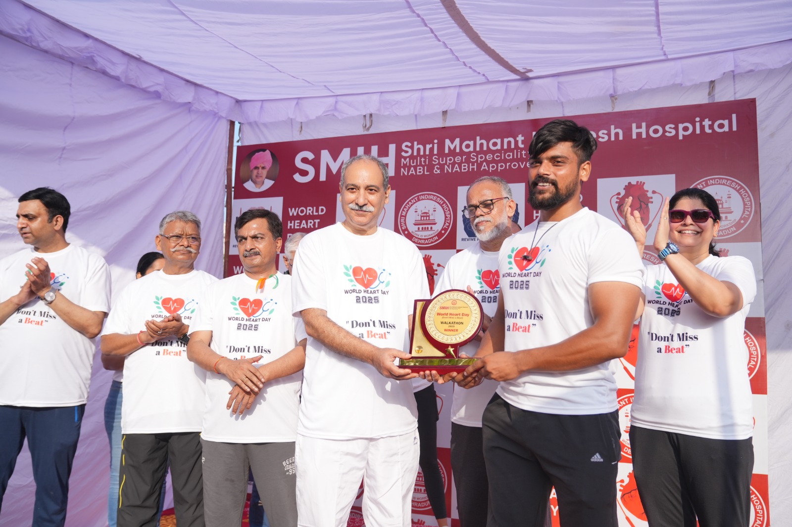 महंत इंदिरेश अस्पताल के डॉक्टर्स और स्टाफ ने वॉकथॉन से जताया – दिल की सेहत अपने हाथ में