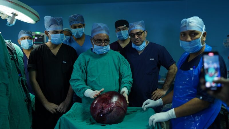 समर्पण और विशेषज्ञता की मिसाल — डॉक्टरों ने ओवेरियन ट्यूमर से दी मरीज को मुक्ति