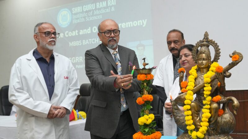 एसजीआरआरयू के मंच से भविष्य के चिकित्सकों ने लिया मानवता की सेवा का संकल्प