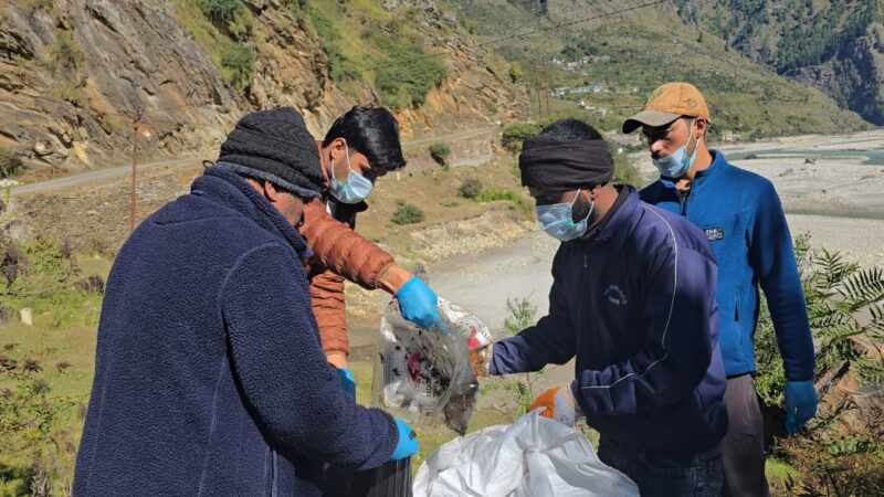 जिला प्रशासन का समर्थन, थैंक यू नेचर अभियान से ग्राम झाला में बड़े पैमाने पर सफाई अभियान,