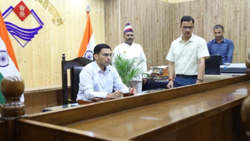 डीएम सविन बंसल के निर्देशन में पहाड़ी शैली में तैयार हुए नए राउंडअबाउट और स्लिप रोड