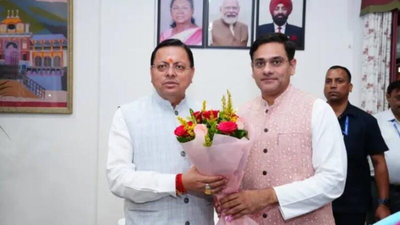 जनता के ‘मुख्यमंत्री धामी’ — दीपावली की रौशनी में भी नहीं भूले जनता की पीड़ा