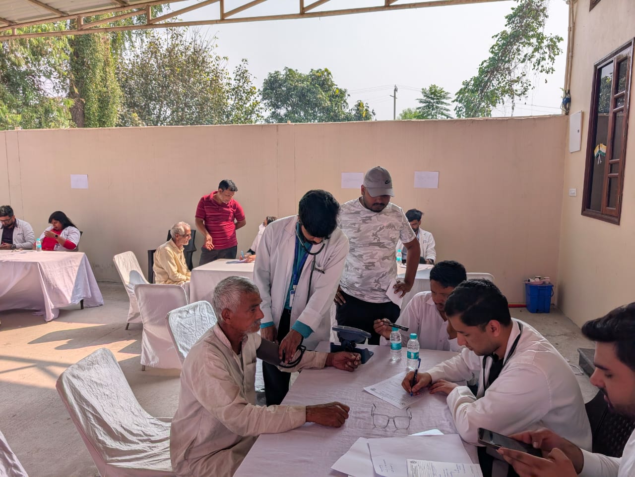 इन्दिरेश अस्पताल की पहल से झबरेड़ा में फैली स्वास्थ्य जागरूकता, सैकड़ों ने उठाया लाभ