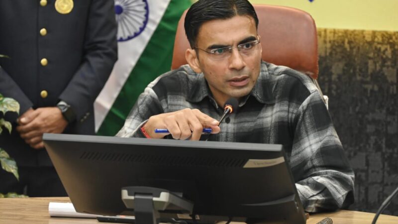 डीएम सविन बंसल ने खोला राजस्व वसूली मोर्चा — बड़े बकायदारों की कुर्क हुई संपत्तियां