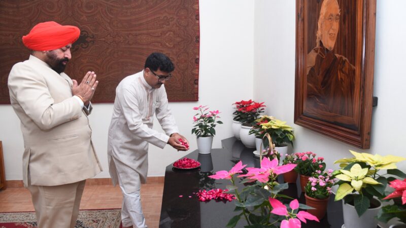 सेवा:स्वामी राम हिमालय विश्वविद्यालय में 39 कर्मियों को मिला उत्कृष्ट सेवा सम्मान, हजारों ने लिया प्रसाद