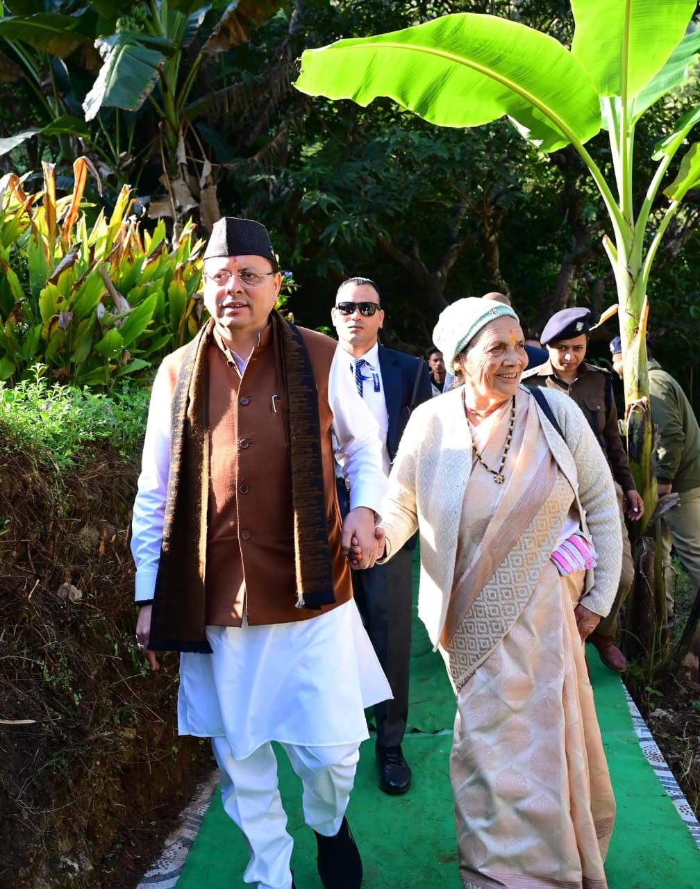 धामी का पैतृक दौरा: मातृभूमि की माटी और माताजी का साथ बना यादगार क्षण