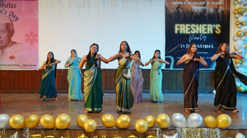 SGRRU कॉलेज ऑफ नर्सिंग में बाल दिवस संग फ्रेशर्स नाइट, सभागार तालियों से गूंज उठा