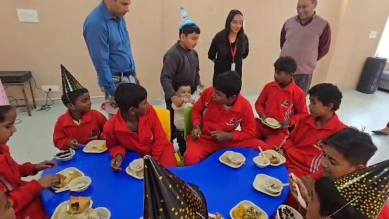 सनव बंसल का 8वां जन्मदिन इंटेंसिव केयर सेंटर में सेलिब्रेट, डीएम सविन बंसल भी रहे साथ