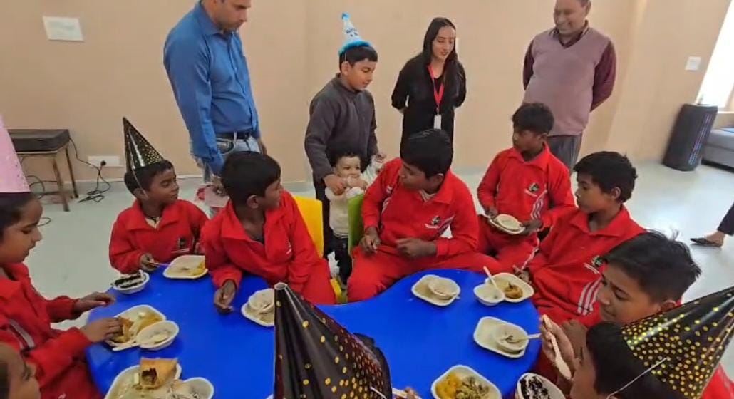 सनव बंसल का 8वां जन्मदिन इंटेंसिव केयर सेंटर में सेलिब्रेट, डीएम सविन बंसल भी रहे साथ