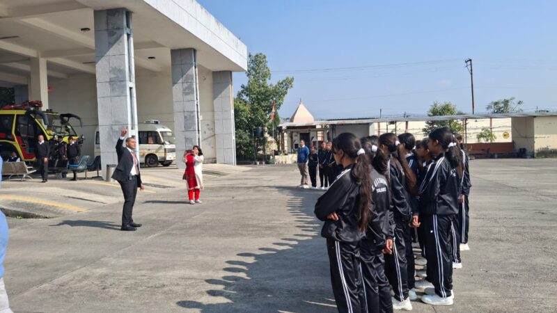 एयरपोर्ट डायरेक्टर बी.सी.एच. नेगी की अग्रणी भूमिका, छात्राओं को मिला aviation करियर का नया दृष्टिकोण