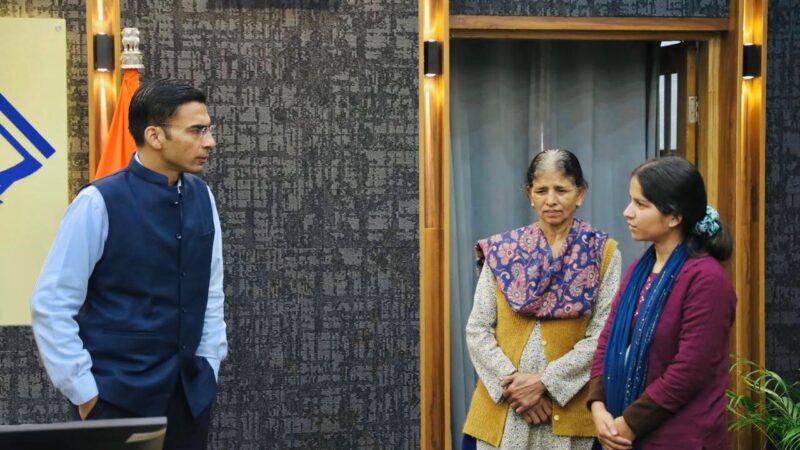 देहरादून डीएम की एकल पहल से निर्धन परिवार की प्रतिभाशाली बेटी को मिला सहारा
