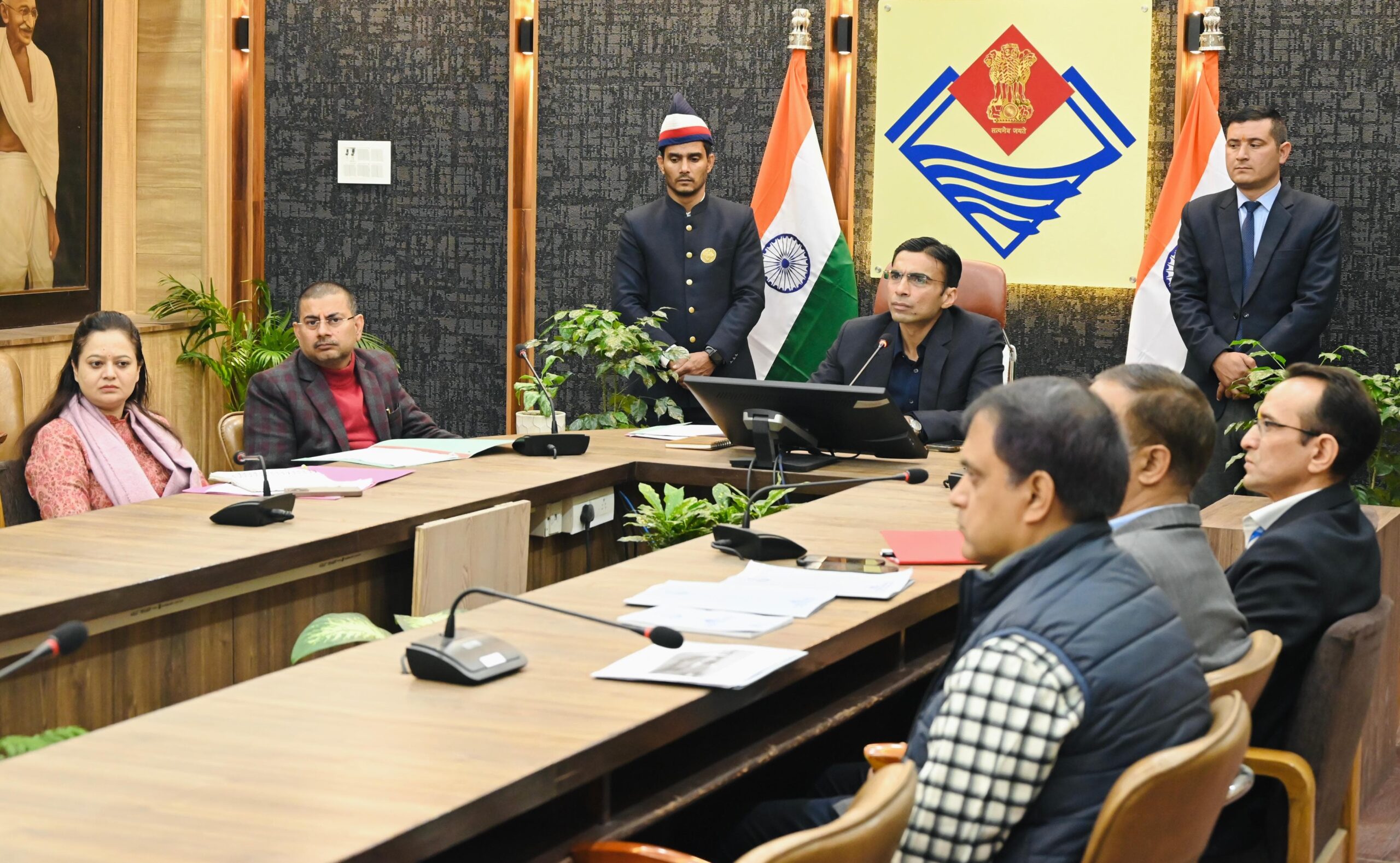 एयरपोर्ट सुरक्षा सर्वोपरि: डीएम बंसल ने मशीनें खरीदने और टिन शेड लगाने के दिए निर्देश