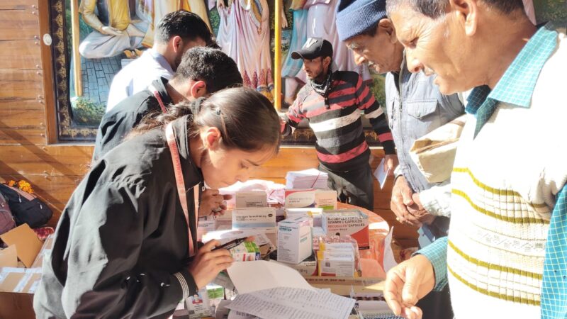 इन्दिरेश अस्पताल के कैंसर अवेयरनेस कैंप में लोगों की बड़ी भागीदारी, मिली महत्वपूर्ण स्वास्थ्य सलाह
