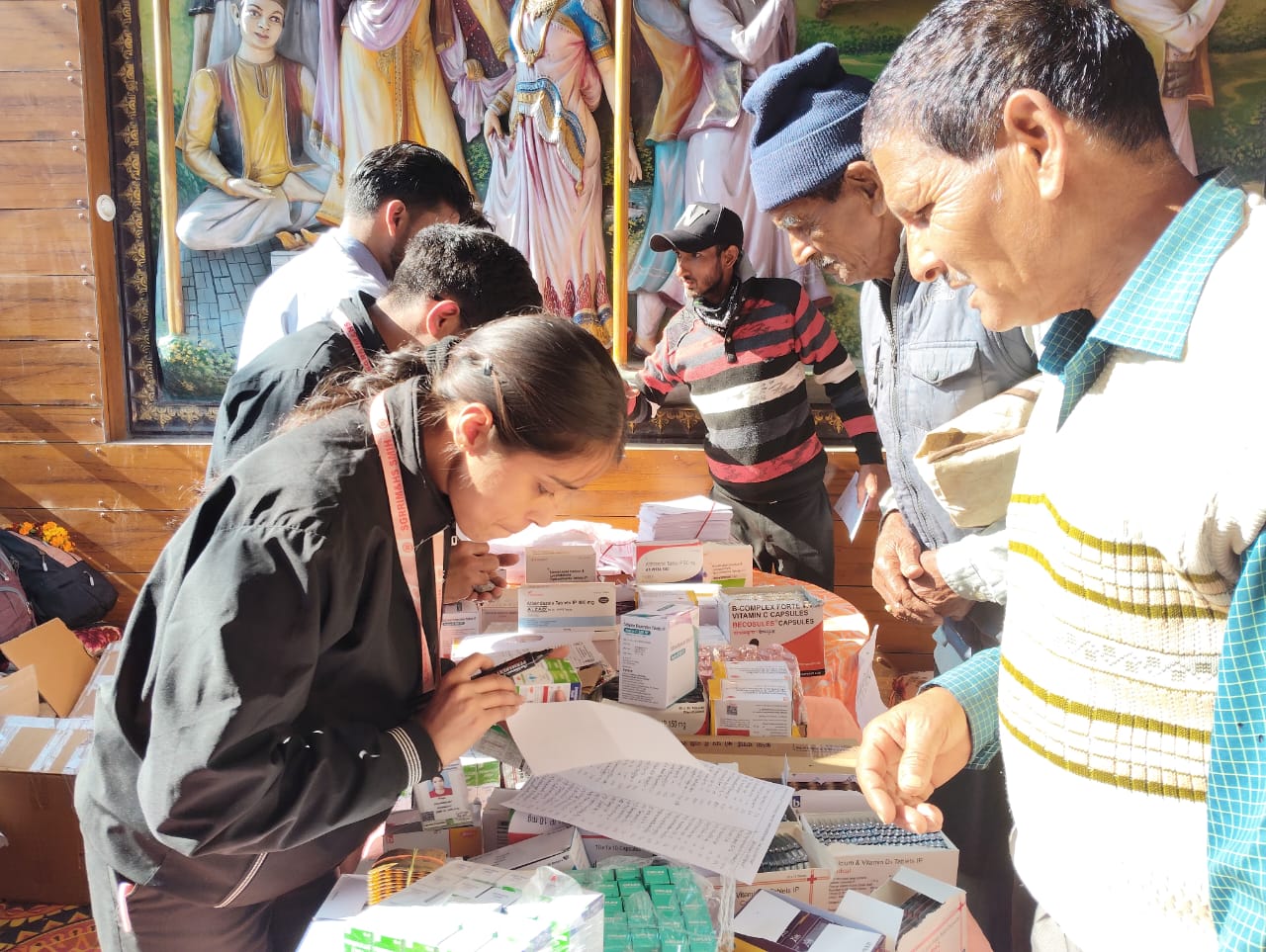 इन्दिरेश अस्पताल के कैंसर अवेयरनेस कैंप में लोगों की बड़ी भागीदारी, मिली महत्वपूर्ण स्वास्थ्य सलाह