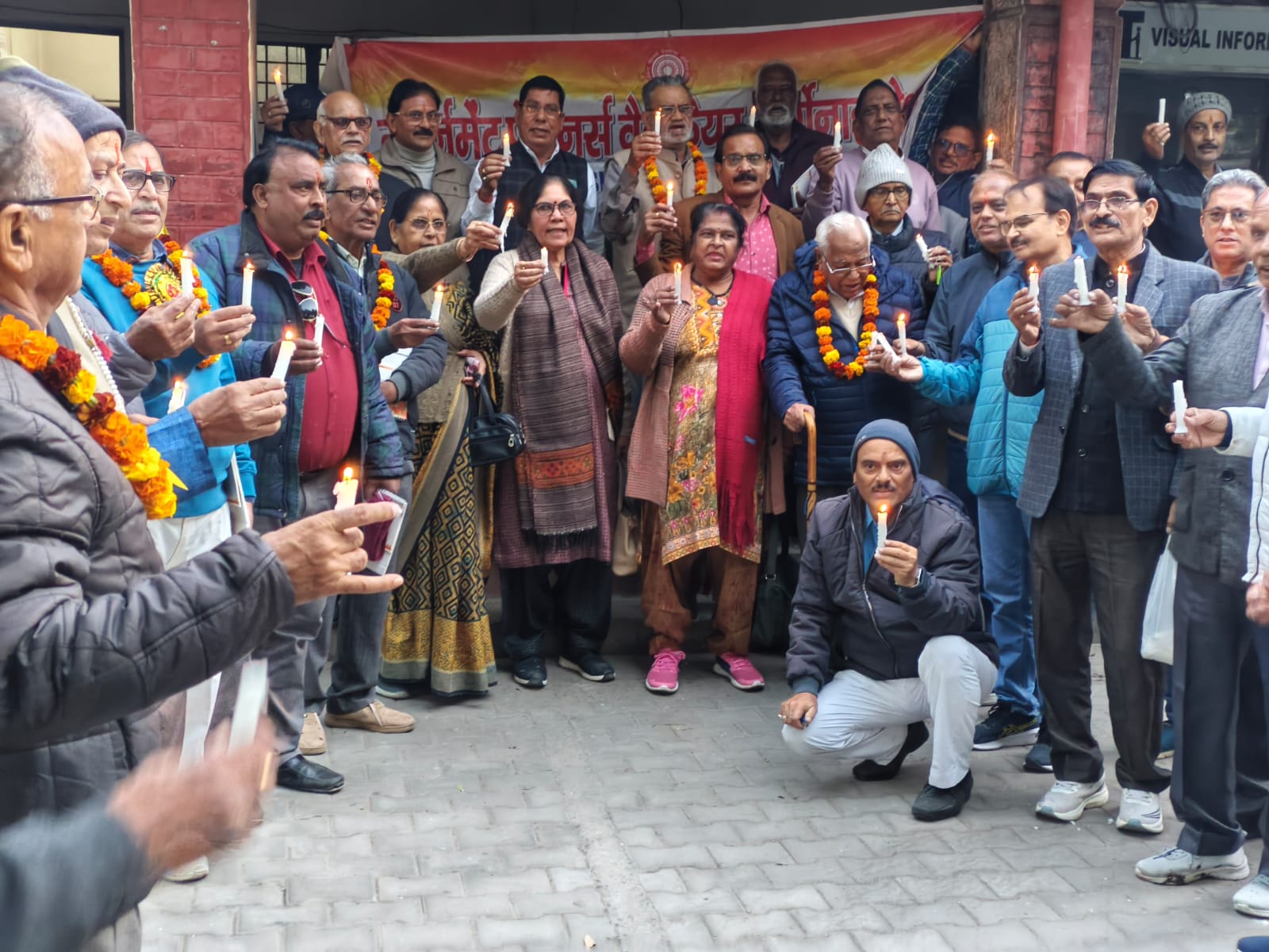 पंत पार्क से सिटी मजिस्ट्रेट कार्यालय तक निकला कैंडल मार्च, वयोवृद्ध पेंशनर्स के लगाए नारे