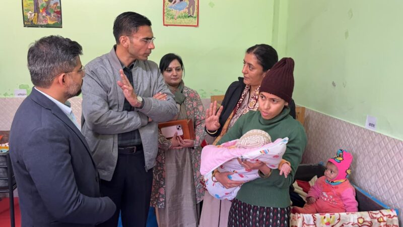 DM बंसल ने बच्चों-महिलाओं से किया सीधा संवाद, ठंड में बांटे स्वेटर-टोपी, बढ़ाई मुस्कान