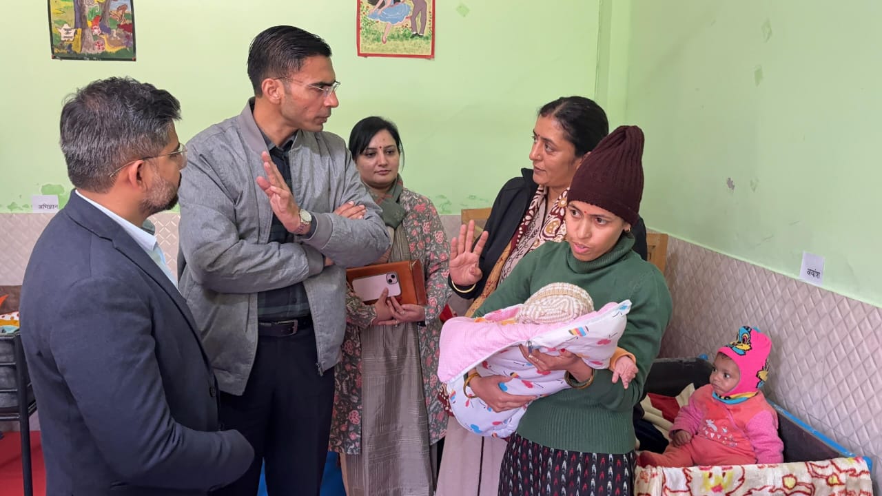 DM बंसल ने बच्चों-महिलाओं से किया सीधा संवाद, ठंड में बांटे स्वेटर-टोपी, बढ़ाई मुस्कान