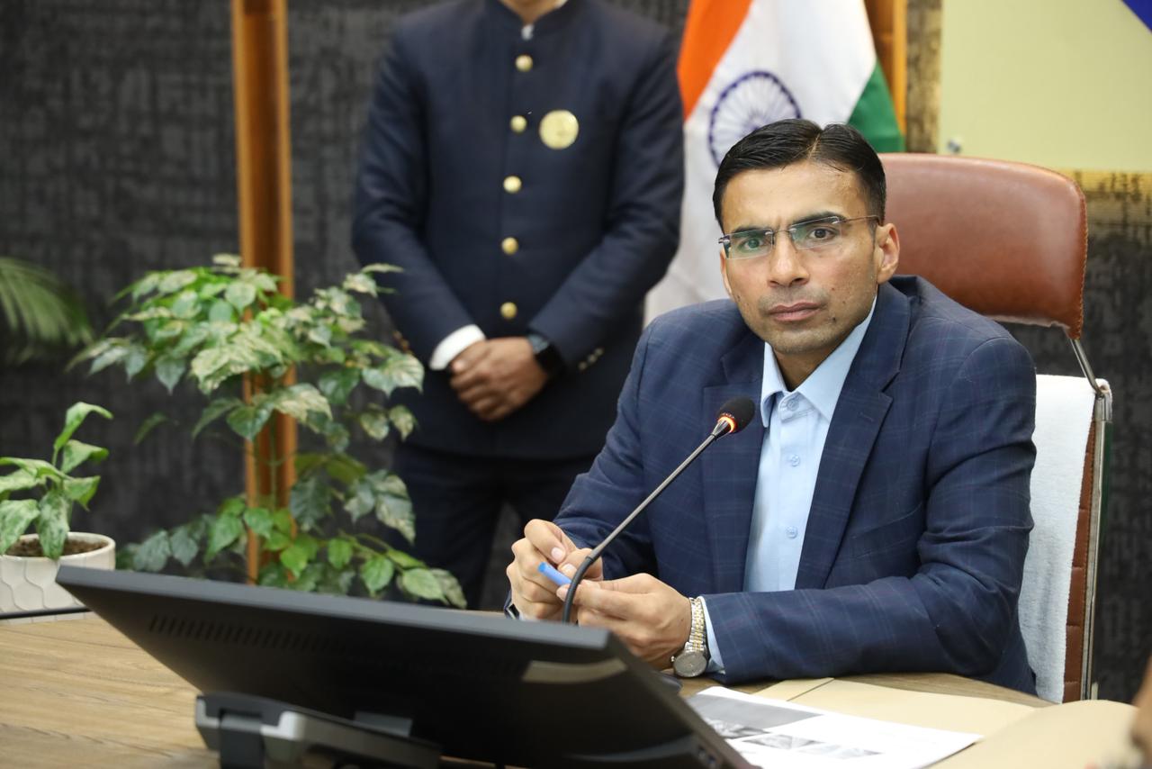 डीएम सविन बंसल के फैसलों से बैकफुट पर आई बीमा कंपनी, 5 दिन में ऋण माफी की चेतावनी