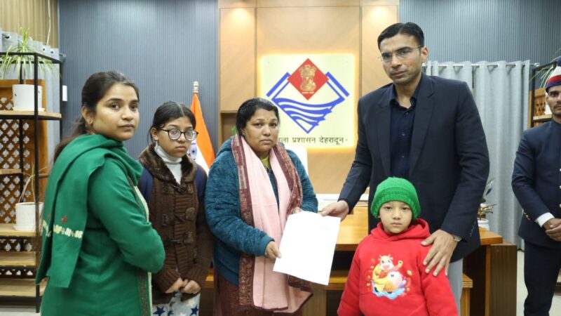 डीएम सविन बंसल की संवेदनशील पहल, तीन बच्चों के भविष्य को मिला संबल