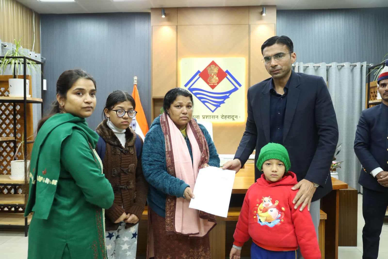 डीएम सविन बंसल की संवेदनशील पहल, तीन बच्चों के भविष्य को मिला संबल