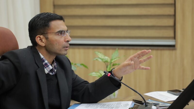 जहां वैकल्पिक व्यवस्था नहीं, पहले पढ़ाई फिर कार्रवाई: DM