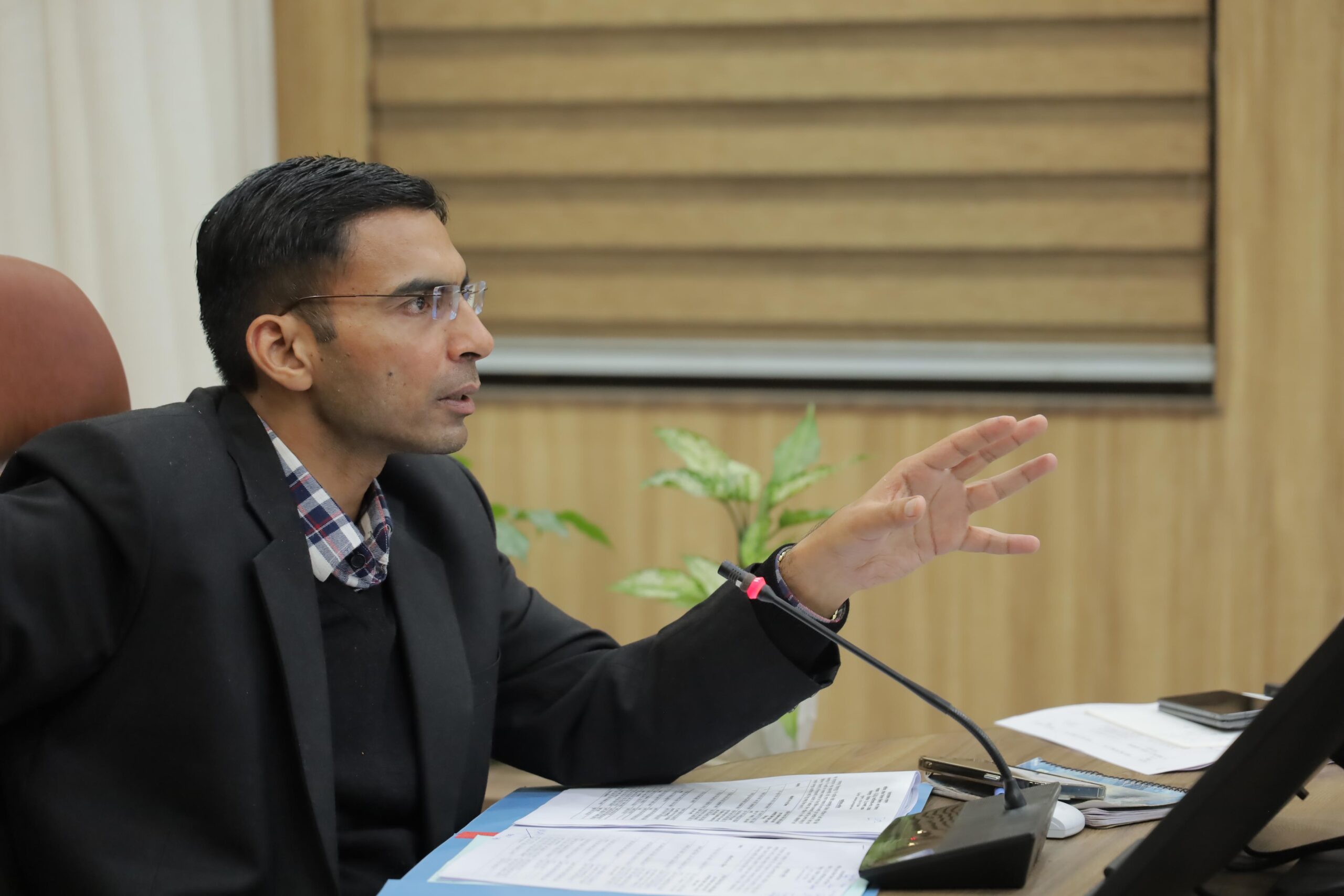 जहां वैकल्पिक व्यवस्था नहीं, पहले पढ़ाई फिर कार्रवाई: DM