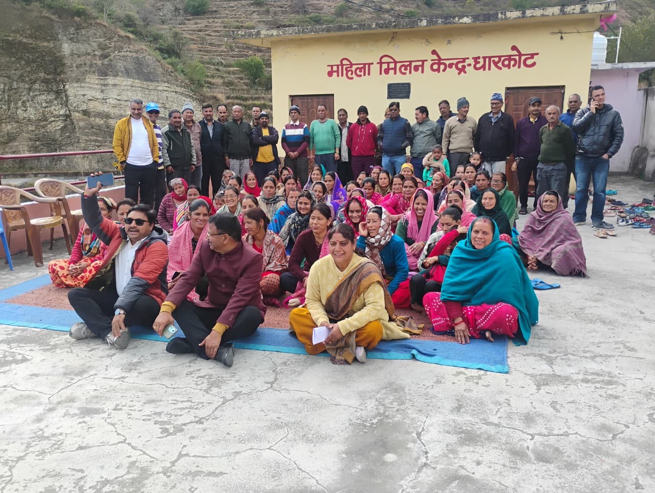 जनता से सीधे जुड़े दिनेश धनाई, सड़क-पेयजल-स्वास्थ्य मुद्दों पर सरकार को घेरा