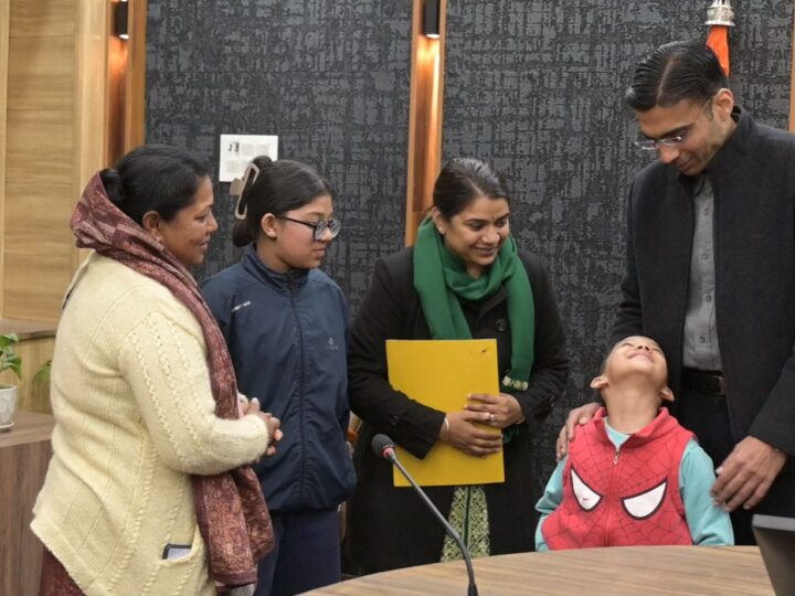 जिलाधिकारी सविन बंसल की दूरदर्शिता ने संकट में परिवार को दिया सहारा