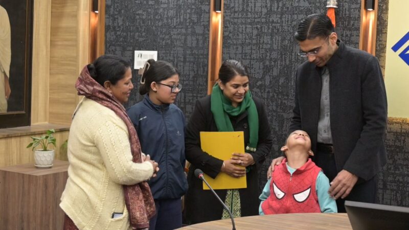 जिलाधिकारी सविन बंसल की दूरदर्शिता ने संकट में परिवार को दिया सहारा