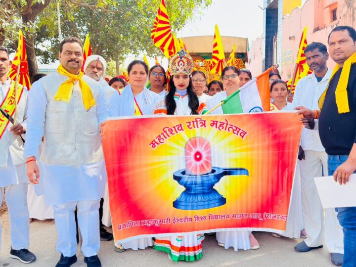 जिला संयोजक मुकेश चौहान ने हरी झंडी दिखाकर किया शोभायात्रा का शुभारंभ