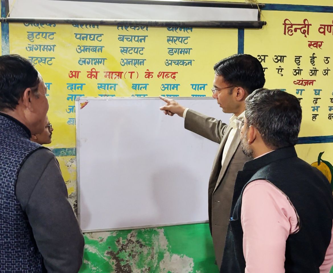 निजी स्कूलों को टक्कर देंगे सरकारी विद्यालय, डीएम सविन बंसल ने पाटी डिजिटल खाई