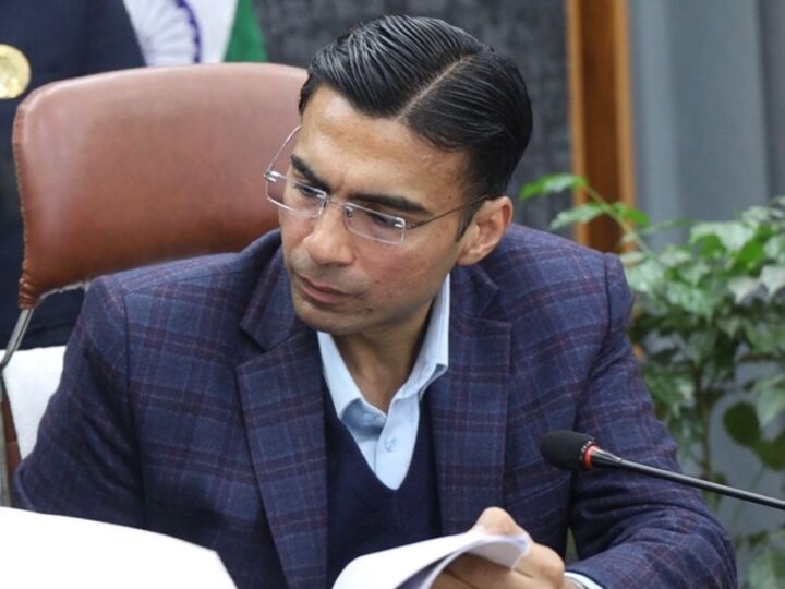 डीएम सविन बंसल ने दिखाई सख्ती, बुजुर्ग पिता को न्याय दिलाने के लिए आरसी जारी