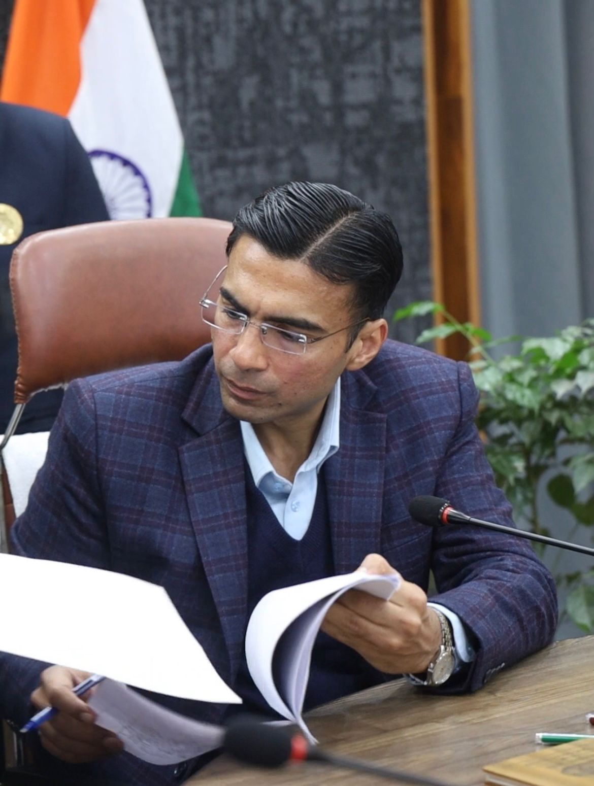 डीएम सविन बंसल ने दिखाई सख्ती, बुजुर्ग पिता को न्याय दिलाने के लिए आरसी जारी