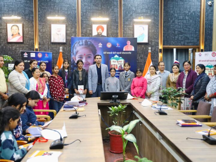 डीएम ने भरी फीस, स्कूल से बाहर हो रहीं बेटियों को मिला नया भविष्य