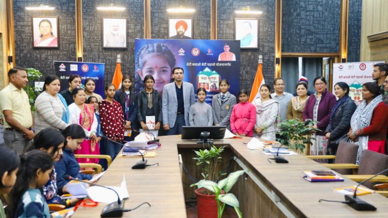 डीएम ने भरी फीस, स्कूल से बाहर हो रहीं बेटियों को मिला नया भविष्य