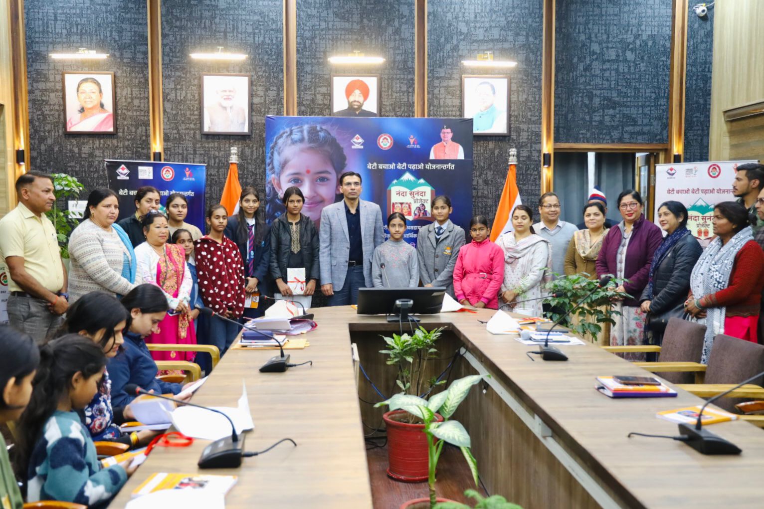 डीएम ने भरी फीस, स्कूल से बाहर हो रहीं बेटियों को मिला नया भविष्य