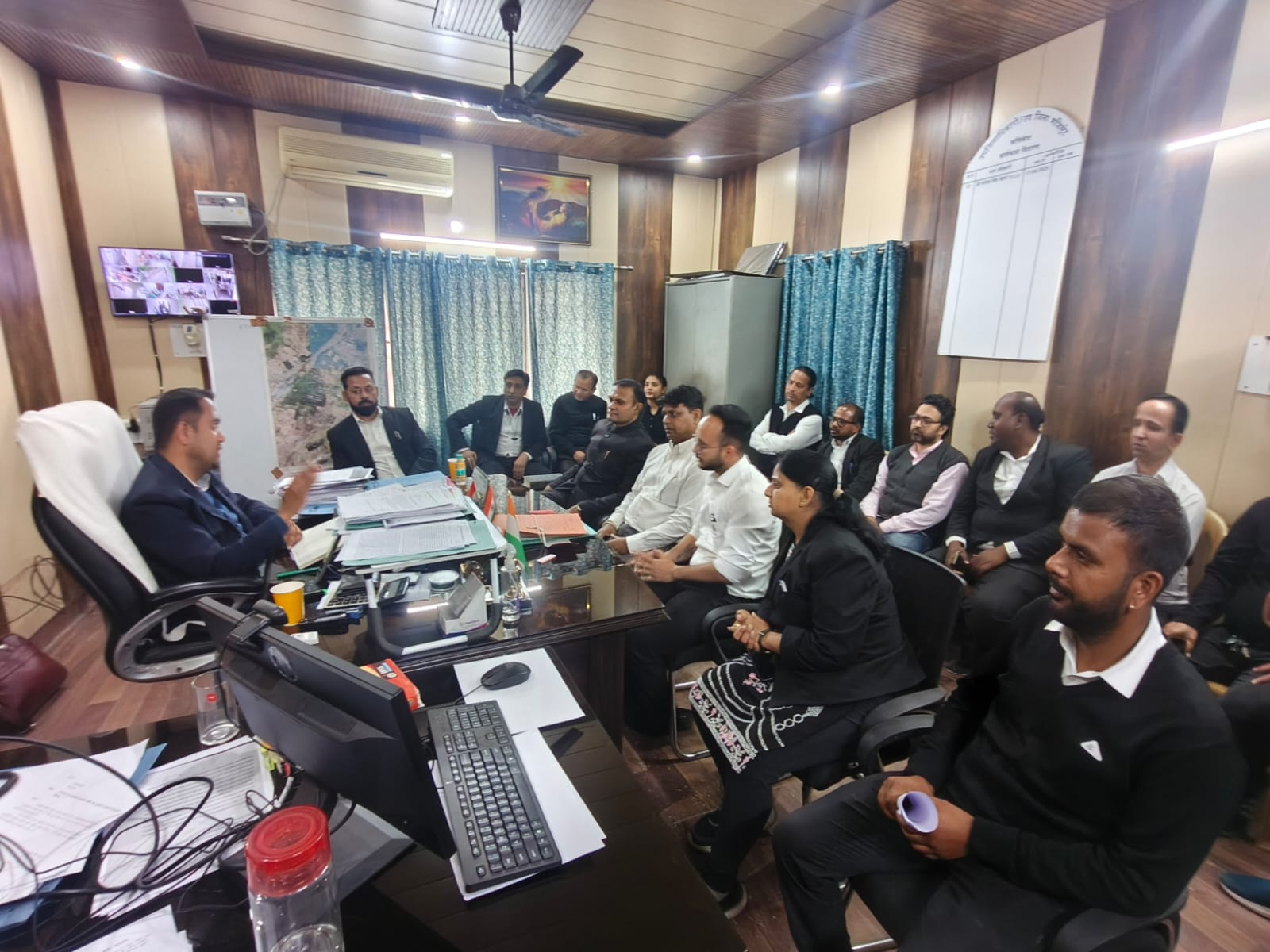 एसडीएम से भिड़े अधिवक्ता, तत्काल समाधान की मांग पर दी आंदोलन की चेतावनी