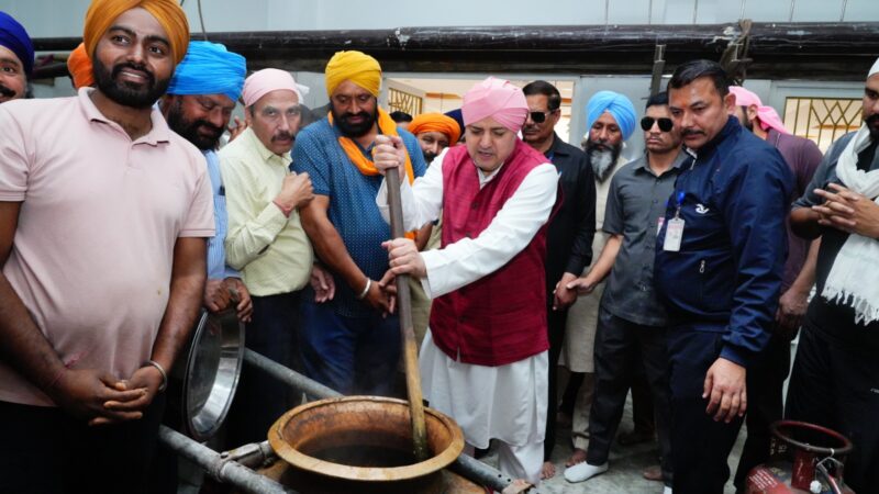 दरबार साहिब में उमड़ने लगी संगत, झंडा मेला को लेकर श्रीमहंत देवेंद्र दास महाराज की देखरेख में तैयारियां