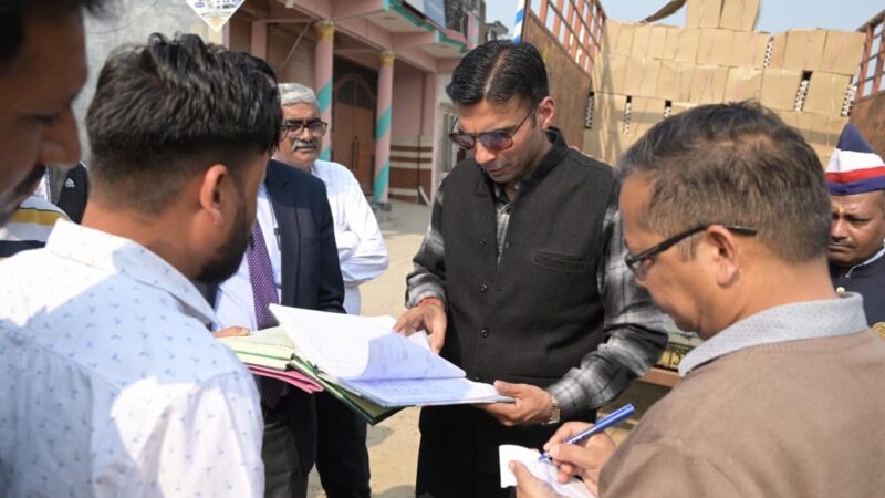 डीएम सविन बंसल की सख्ती: आंगनबाड़ी राशन में गड़बड़ी पर रुड़की गोदाम में मारा छापा