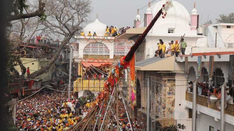 आस्था से सराबोर हुआ श्री दरबार साहिब, संगतों की मौजूदगी में चढ़ा पवित्र श्री झण्डा साहिब