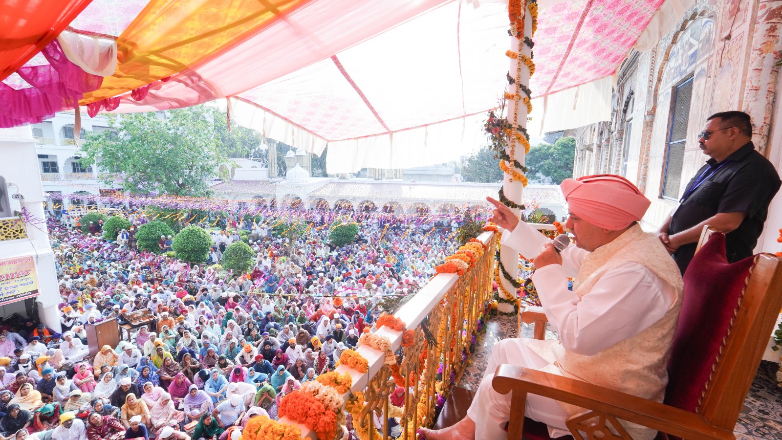श्री दरबार साहिब में भक्ति का महासंगम, गुरु महिमा के भजनों से गूंजा परिसर