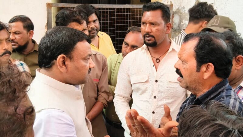तीस हजार वेतन और पक्की नौकरी की मांग, सफाई कर्मी धरने पर बैठे
