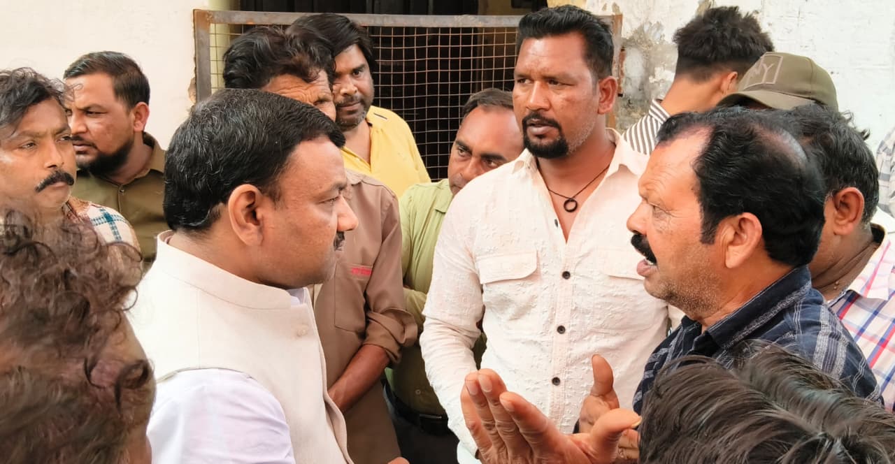 तीस हजार वेतन और पक्की नौकरी की मांग, सफाई कर्मी धरने पर बैठे