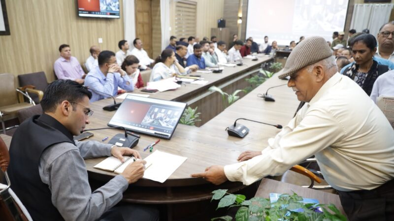 गरीब, दिव्यांग और बुजुर्गों को मिली त्वरित राहत, जनता दर्शन में डीएम के सख्त निर्देश