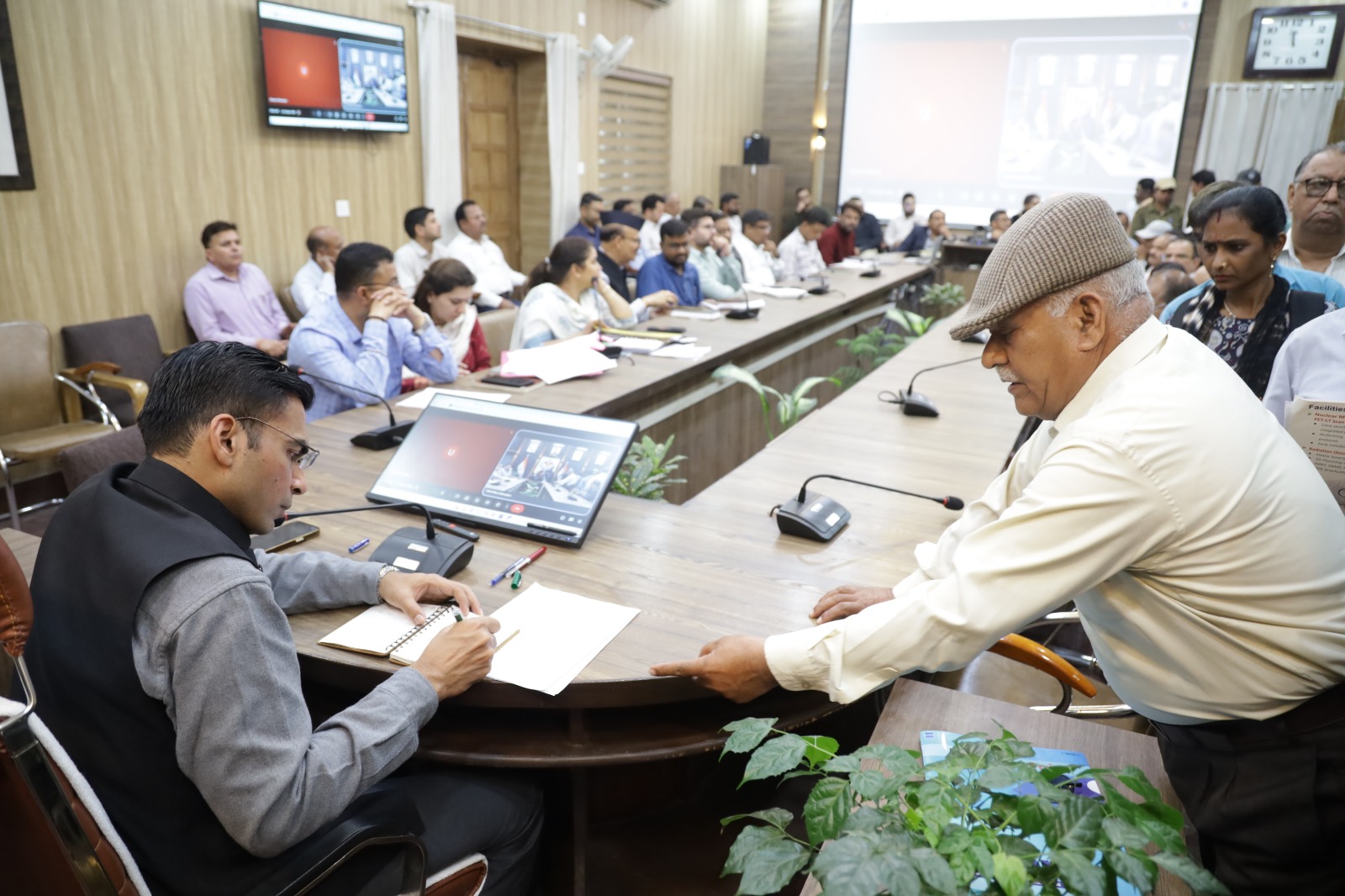 गरीब, दिव्यांग और बुजुर्गों को मिली त्वरित राहत, जनता दर्शन में डीएम के सख्त निर्देश