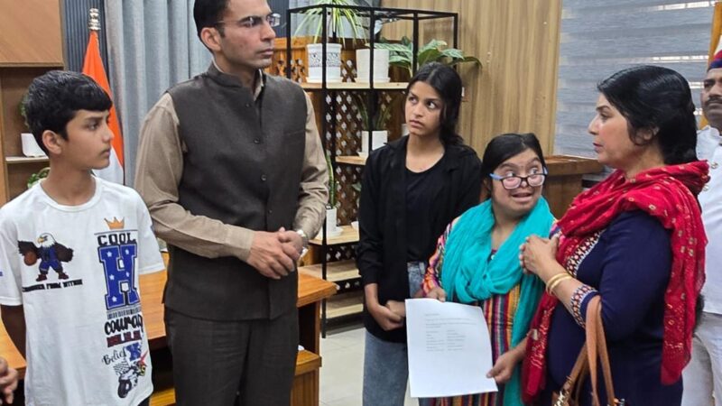 डीएम की पहल बनी संजीवनी, संकट में घिरी दो माताओं को सीएसआर फंड से मिला सहारा