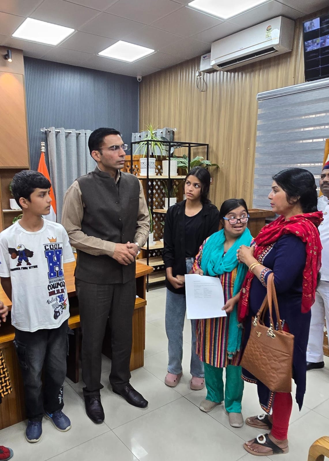 डीएम की पहल बनी संजीवनी, संकट में घिरी दो माताओं को सीएसआर फंड से मिला सहारा