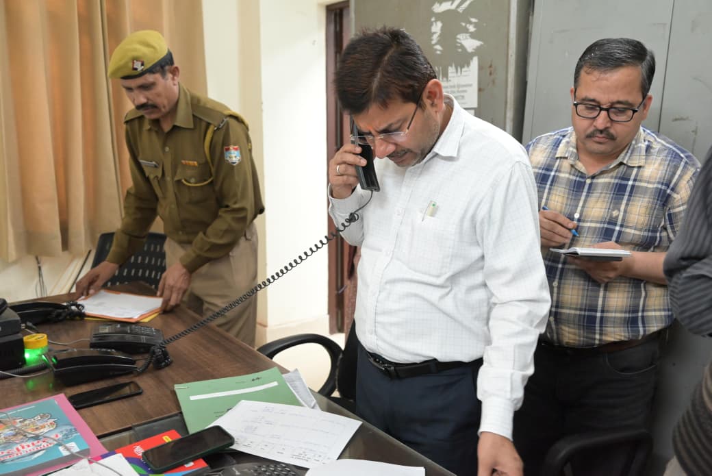 डीएम सविन बंसल के निर्देश पर जिला प्रशासन का ताबड़तोड़ अभियान, गैस की कालाबाजारी में दो गिरफ्तार