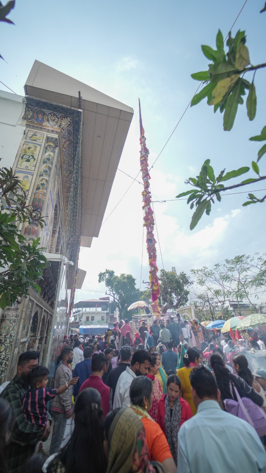 श्री झंडे जी पर शीश नवाने उमड़ रही भीड़, दरबार साहिब में दिख रहा आस्था का महासंगम